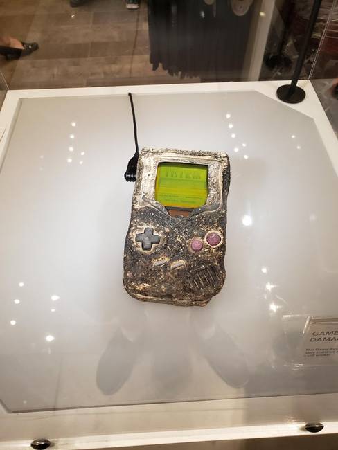 A GameBoy, ami túlélte az Öbölháborút, most a New York-i Nintendo Múzeumban található.