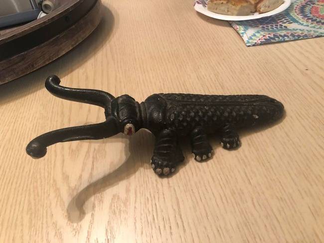 Ez a régi eszköz segít levenni a csizmánkat, ha nem akarunk (vagy tudunk) lehajolni hozzá.