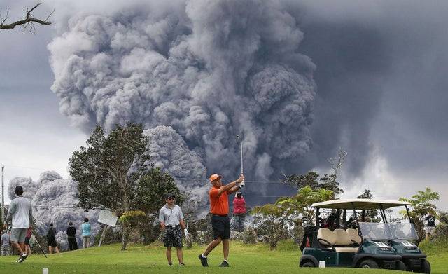 Hawaii-on olyan gyakoriak a vulkánkitörések, hogy ezek a fickók például már nem is figyelnek rá golfozás közben.