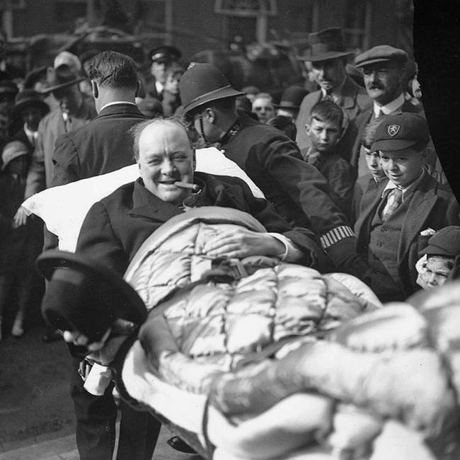 Autóbaleset után kórházba kerülő Winston Churchill.