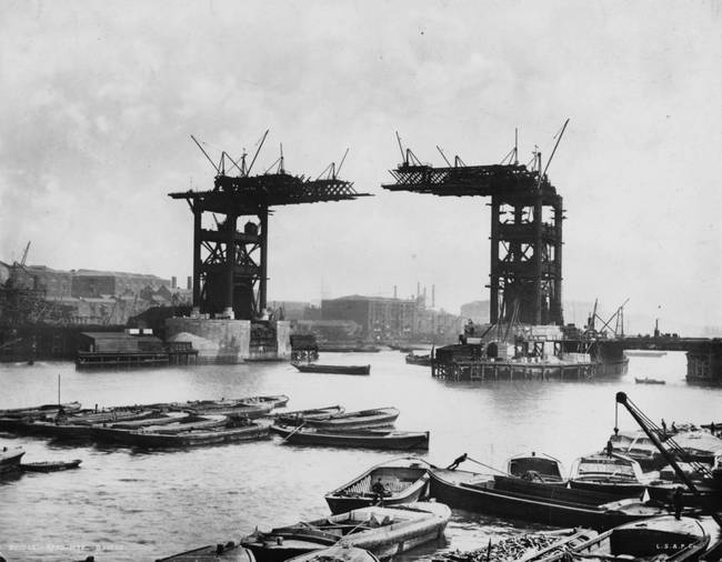 A londoni Tower Bridge építése a 19. században.