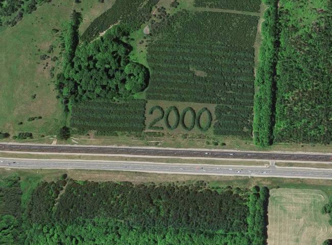 "2000" felirat