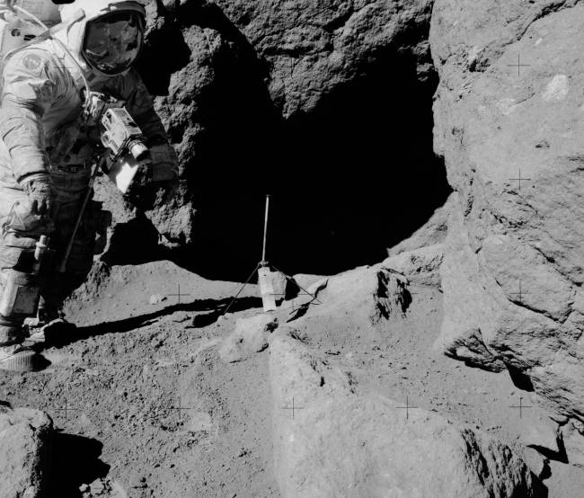 Nagy felbontásban: https://www.syfy.com/sites/syfy/files/apollo17_cernan_gnomon.jpg