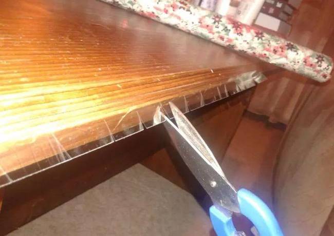 Ha sok ajándékot kell csomagolnod egyszerre, csak húzz egy cellux-csíkot az asztal szélére, majd vagdosd be bizonyos távolságonként. Ezután csak egyszerűen tépd fel őket.