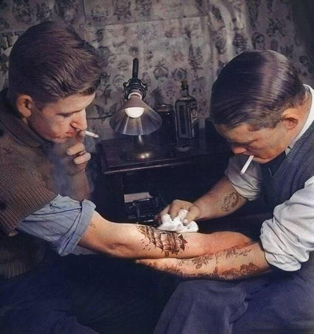 Tetoválószalon az 1920-as években.