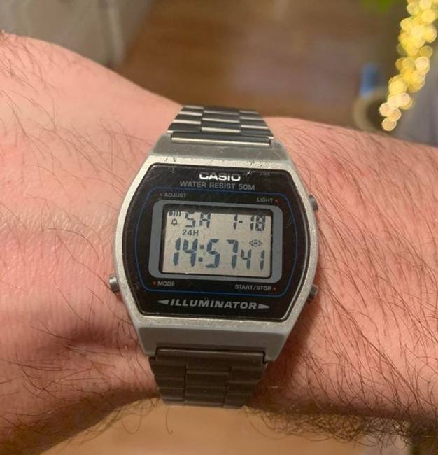 „5 évvel ezelőtt egy híd lábánál találtam ezt a Casio órát. Nem tudom, mennyi ideig volt ott, de mióta nálam van, soha nem cseréltem még benne elemet, és a képernyő háttér világítása és az ébresztője is tökéletesen működik."