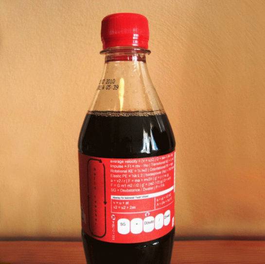 Coca Cola címke kicsit másképp (ha jobban megnézed, valójában a címkére képletek vannak nyomtatva) 😋