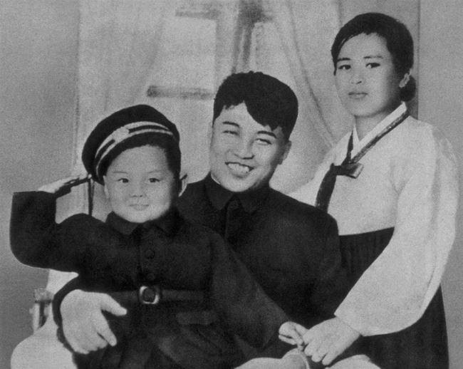 A fiatal észak-koreai diktátor, Kim Jong-il és szülei, 1945-ben.