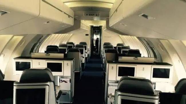 Miért van púp a Boeing 747-es repülőgépen? Hogyan jelent meg és mi a funkciója?