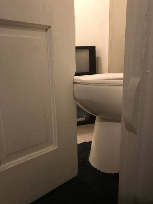 „Így néz ki a WC ajtó a barátnőm lakásában."