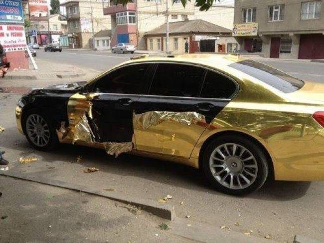 Fekete csoki, arany csomagolásban.