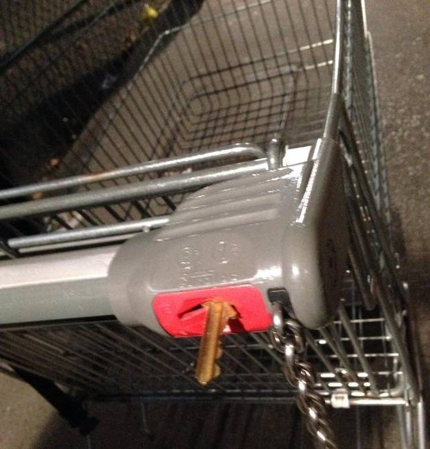 Nincs nálad százas a bevásárlókocsiba? Sebaj: egy megfordított kulcs is tökéletes lehet helyette.