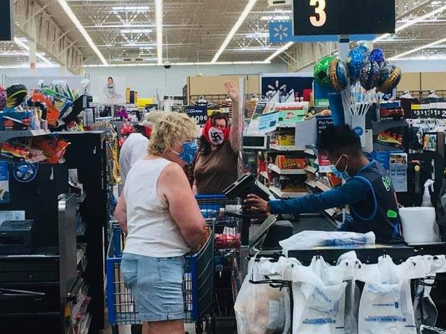 „A kötelező maszkviselés első napján ezzel a nővel találkoztunk a helyi Walmartban. (hátul)"