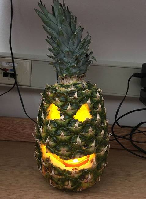 „Az iskolánkban betiltották a halloweeni tökfaragást, ám senki nem mondta, hogy ananászt sem lehet faragni...”