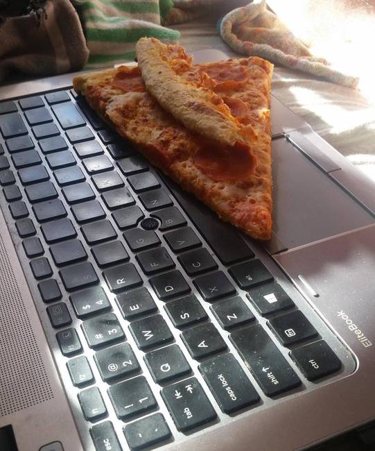 „A barátnőm így ette ma a pizzáját."
