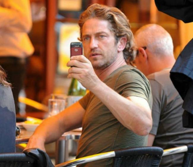 Gerard Butler szereti visszafotózni a paparazzókat.