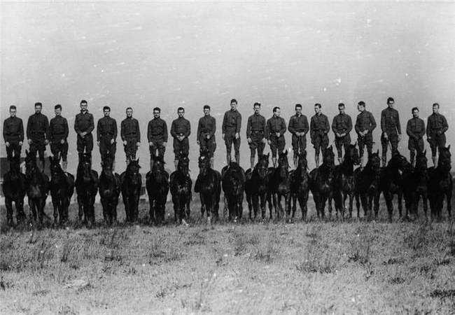 Egy brit lóverseny lovasai, 1919-ben.