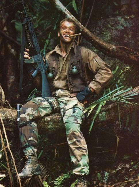 Arnold Schwarzenegger a "Ragadozó" forgatási szünetében.