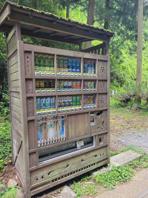 Japánban az üdítőautomaták a környezethez igazodnak.