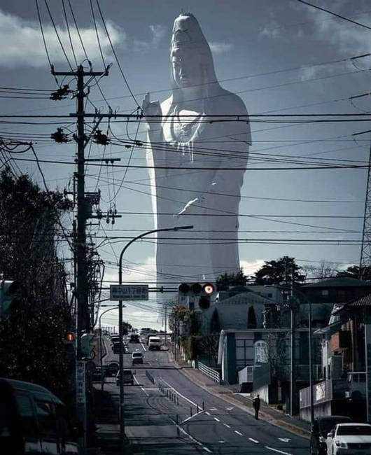 A japán Sendai Daikannon szobor úgy néz ki, mintha valaki csak Photoshoppal tette volna rá ennek a képnek a hátterére.