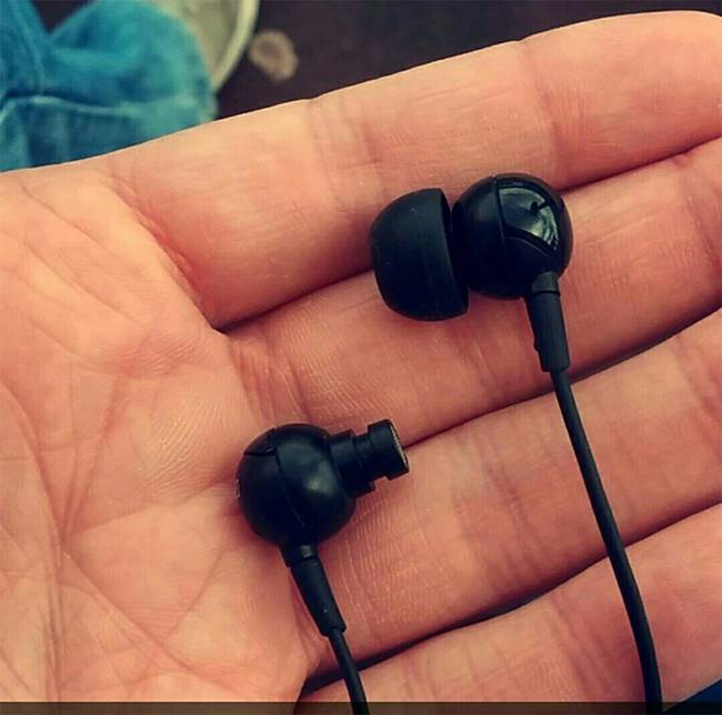 Nem számít, hogy mennyire vigyázol a fülhallgatódra, pár hónap múlva úgyis így végzi majd.