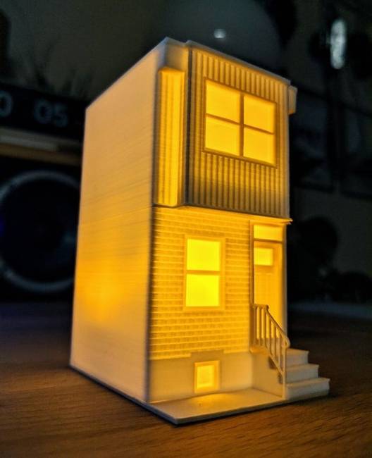 „A barátomék most vették meg életük első saját házát, ezért egy 3D modelleztem a házukat, és hangulatos lámpát készítettem nekik ajándékba."