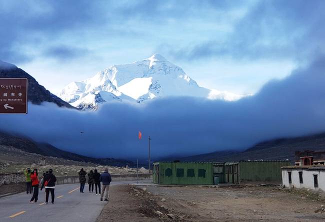 A Mount Everest alaptábora Tibetben, 8 kilométerre a hegytől.