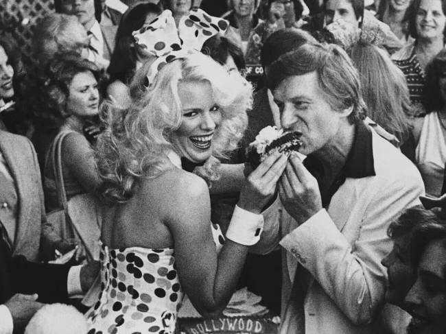 Hugh Hefner egy Playboy-lánnyal, miután átvette a díjat a hollywoodi Hírességek Sétányán.