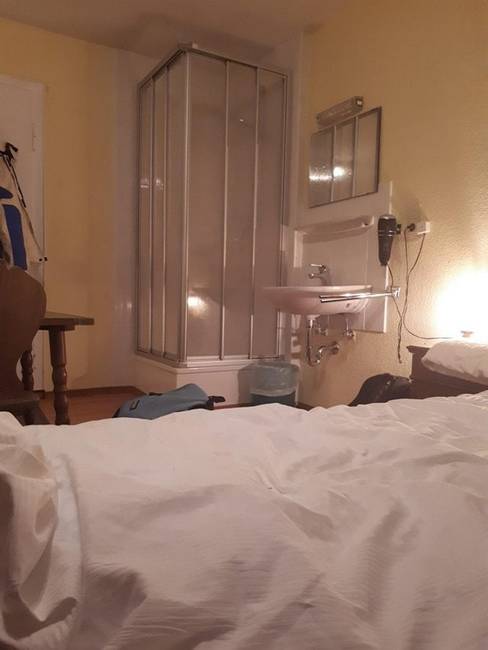 „A hotelban, ahol megszálltam, a hálószobában van a zuhanyzó."