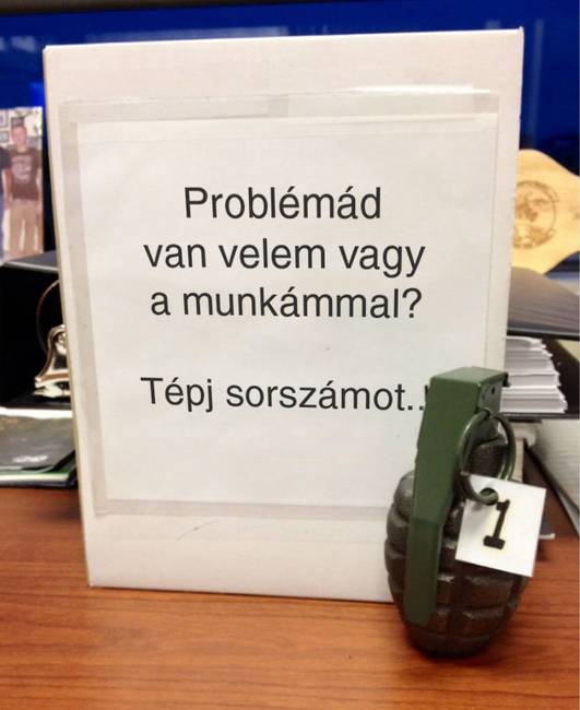 „A kollégám íróasztala...”