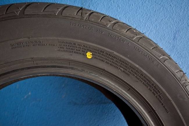 Mik ezek a színes pöttyök a gumiabroncsokon?