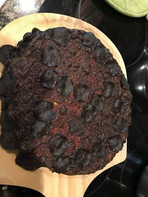 Ez történik, ha odaraksz sülni egy pizzát, de elalszol.