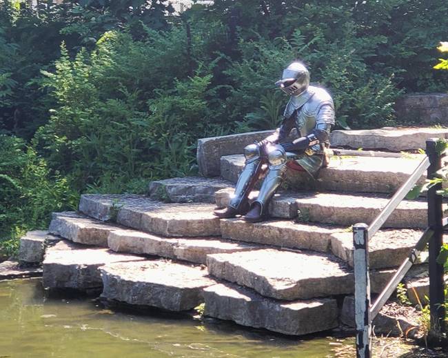 „A minap láttam egy lovagot a parkban."