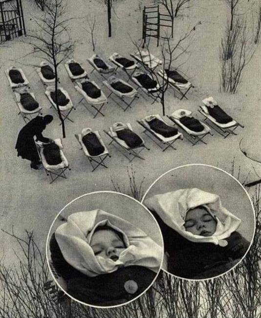 Egy szovjet óvoda, ahol a gyermekeket tél közepén is az udvaron altatták, 1958-ban.