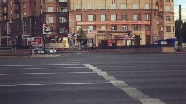 Aszfalt, amit hullámossá préseltek a rajta elhaladó autók kerekei.