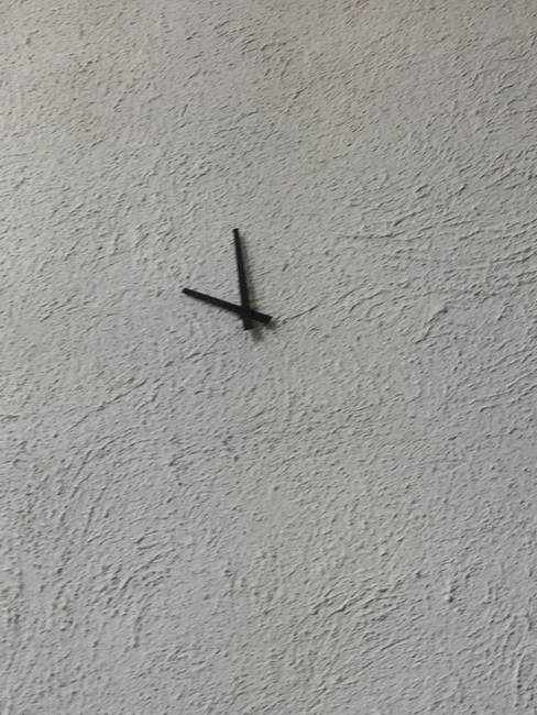 NAGYON minimalista óra egy iskolai könyvtárban.