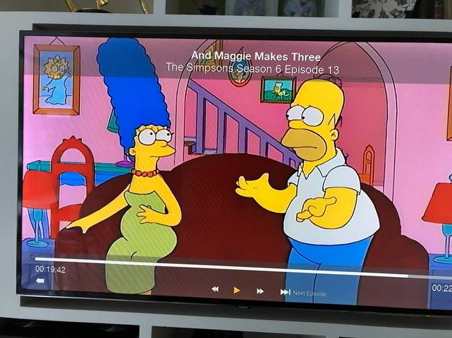 A Simpson család azon epizódjában, melyben Maggie születésének körülményeit mesélik el, látható róla egy kép a szoba falán, mielőtt még megszületett volna.