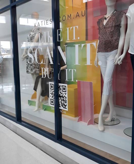 Bárki is rakta fel ezt a QR kódot közvetlenül az ablakkeretre, valószínűleg fogalma sem volt róla, hogyan működik egy QR kód.