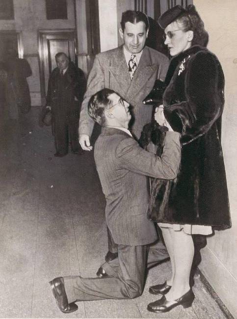 Egy férfi, aki a válási bíróságon könyörög a feleségének, hogy bocsásson meg neki. Chicago, 1948.