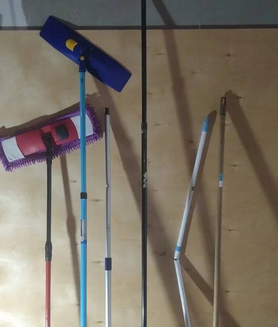 „A mop nyele eltört, és amúgy is mindig rövid volt, amitől fájt a hátam. Teleszkópos festőhenger nyelet csavaroztam bele, ami mellesleg olcsóbb is volt, mintha a mophoz vettem volna új nyelet."