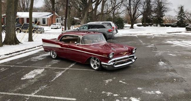 Az alábbi képeknek hála pedig egy kicsit mi is körbe járhatjuk és megcsodálhatjuk ezt az egészen pazar, hibátlanul felújított 1957-es Chevrolet Bel Air-t.