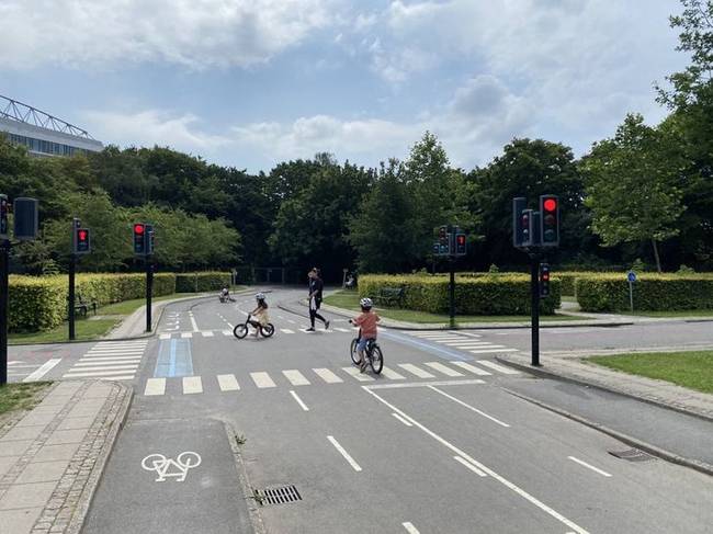 Miniatűr közlekedési játszótér Koppenhágában, ahol a gyerekek elsajátíthatják a közlekedés alapfogalmait.