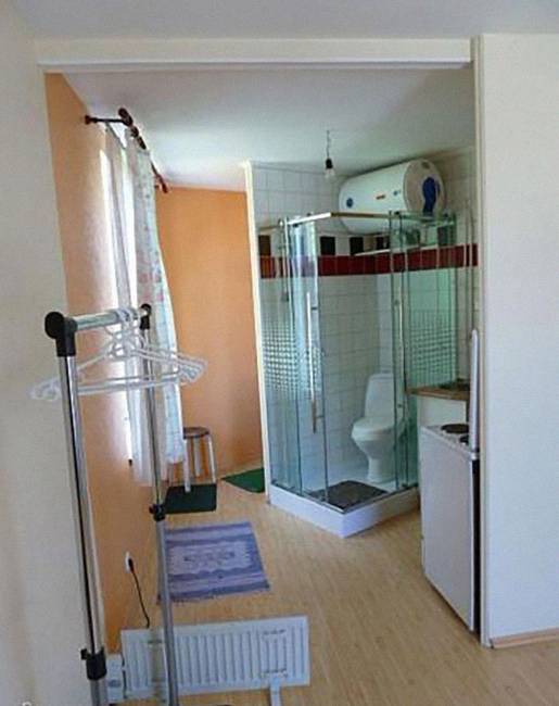 Láttál már WC-t a zuhany alatt egy konyhában?