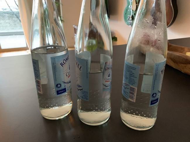 „A barátnőm minden alkalommal új vizet bont, és nem issza meg az előzőt."