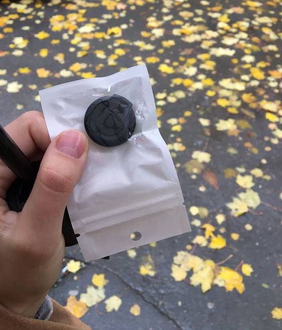 Az eBay-en rendeltem egy 25 mm-es objektívsapkát. Még vitatkozni sem lehet, a fedél átmérője valóban 25 mm."