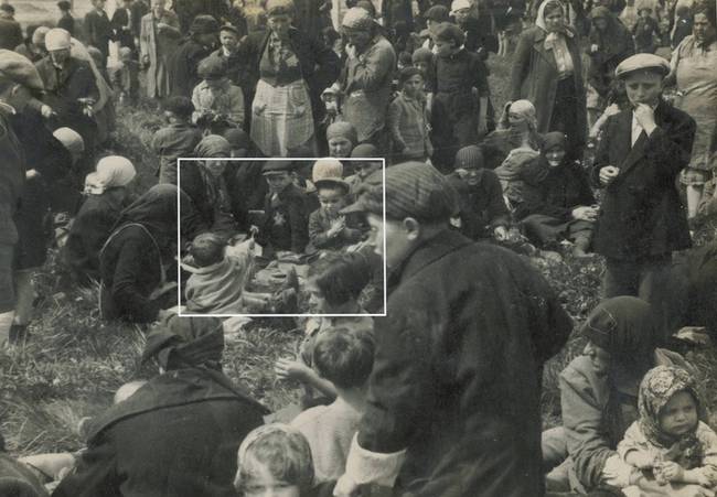 Egy gyermek, amint épp virágot ad egy másik, épp akkor érkező gyermeknek Auschwitzben, 1944. májusában. Pár órával később az összes fényképen szereplő személyt meggyilkolták.