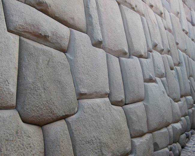 Sokszögű falazat - remek példa az inkák tökéletes építészetére. Cuzco, Peru, 1400-as évek.