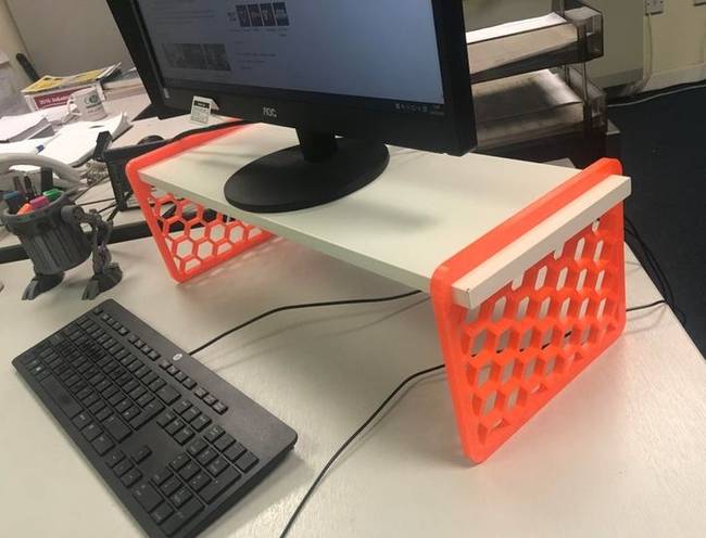 „Ezt a kis emelvényt készítette, hogy az IKEA-s polcom segítségével szemmagasságba emeljem a monitorom."