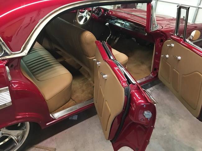 Az alábbi képeknek hála pedig egy kicsit mi is körbe járhatjuk és megcsodálhatjuk ezt az egészen pazar, hibátlanul felújított 1957-es Chevrolet Bel Air-t.