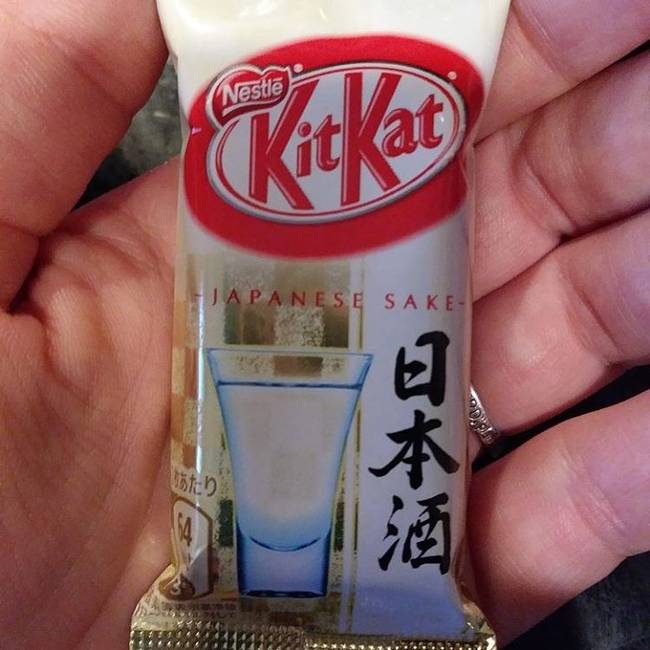 A KitKat az egyik kedvenc nassolnivalójuk, melyből szaké, wasabi, édes burgonya és csilipaprikás ízesítésűt is lehet náluk kapni.